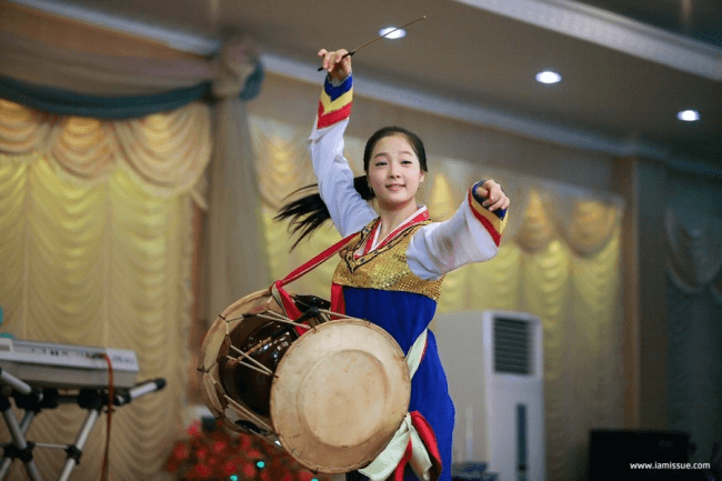 Một nữ nhân viên phục vụ tại nhà hàng Triều Tiên ở nước ngoài biểu diễn điệu múa truyền thống. Ảnh: Iamjssue Một nữ nhân viên phục vụ tại nhà hàng Triều Tiên ở nước ngoài biểu diễn điệu múa truyền thống. Ảnh: Iamjssue