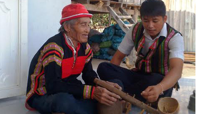 Nghệ nhân Y Coh Hra say sưa chơi đàn Goong.