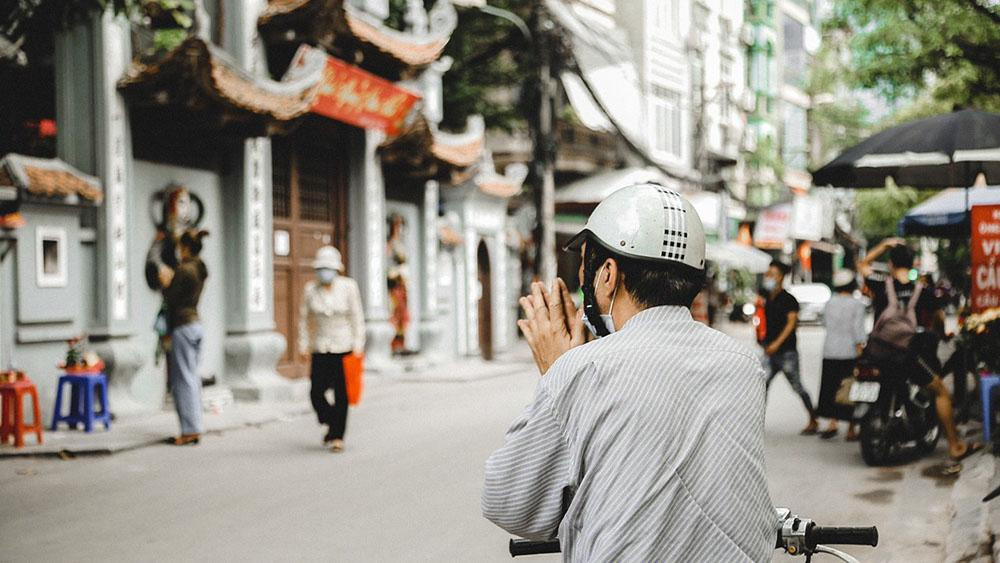 Đền chùa Hà Nội đóng cửa, người dân vái vọng từ xa trong ngày mùng 1