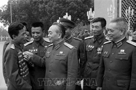 Anh hùng Trịnh Tố Tâm (bên trái) trong lần gặp Đại tướng Võ Nguyên Giáp ẢNH: TTXVN