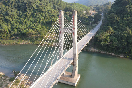 Chiêm ngưỡng khung cảnh hùng vỹ bên cầu ĐaKrông