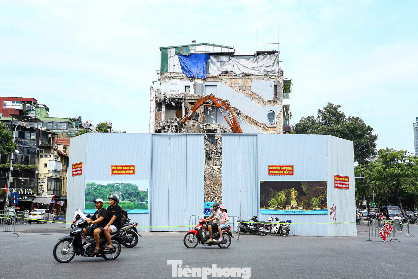 Về tiến độ hoạt động tháo dỡ, UBND phường Hoàn Kiếm cho biết, từ ngày 13/6/2025 UBND quận Hoàn Kiếm (cũ) đã hoàn thành việc đấu thầu. Đơn vị trúng thầu là Công ty Cổ phần vật liệu xây dựng và vận tải Tuấn Phong. tp-tp-6794878942649-d303f9a03abe859a04016648a1a88372.jpg