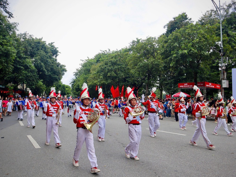 Đoàn nhạc kèn học sinh Trường THCS Võ Thành Trang biểu diễn trên phố đi bộ hồ Hoàn Kiếm