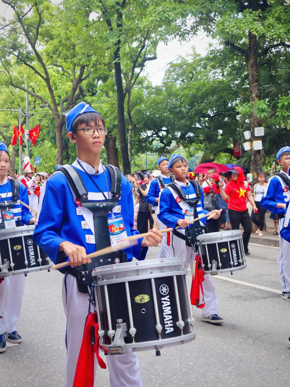 Đoàn nhạc kèn học sinh Trường THCS Võ Thành Trang biểu diễn trống trên phố đi bộ hồ Hoàn Kiếm