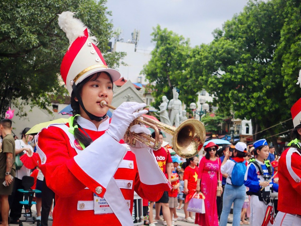 Một học sinh của trường Võ Thành Trang đang biểu diễn kèn đồng tại phố đi bộ hồ Hoàn Kiếm