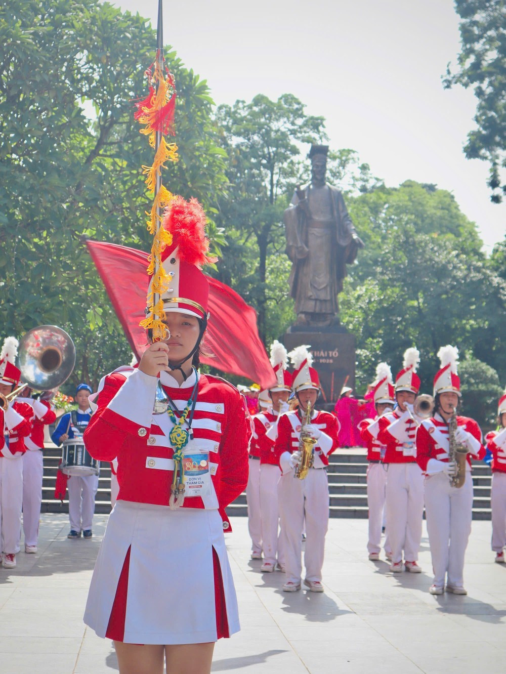 Đoàn nhạc kèn học sinh Trường THCS Võ Thành Trang biểu diễn trước Tượng đài Vua Lý Thái Tổ
