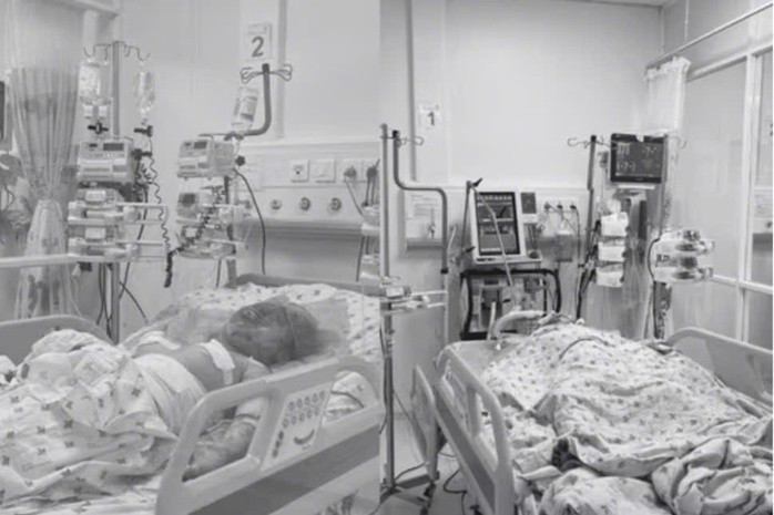 Nhiều bác sĩ thuộc các khoa của Bệnh viện Nhi đồng TP HCM tập trung cứu 2 bé bị cha phóng hỏa