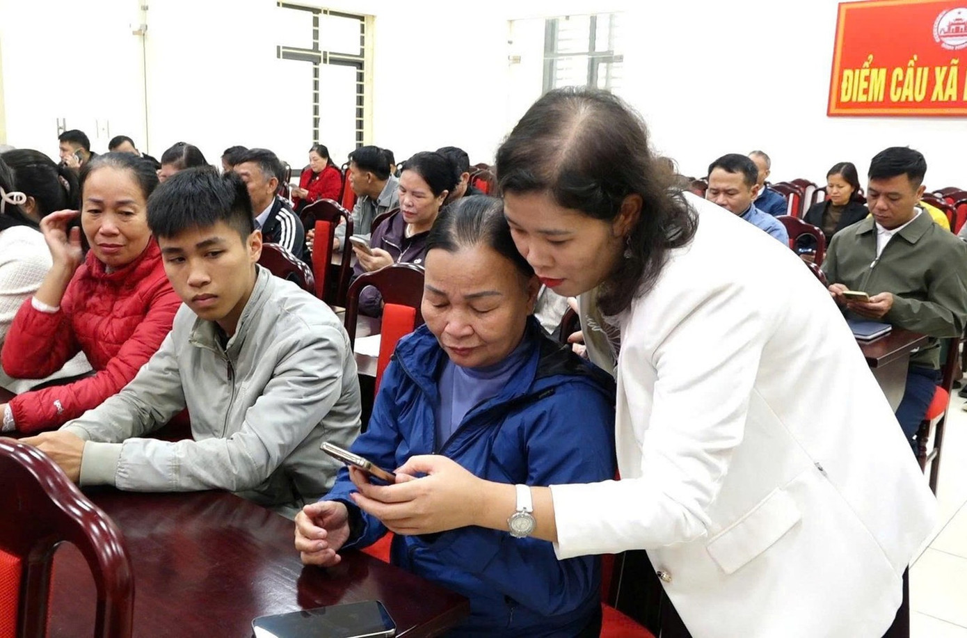 Người dân được hướng dẫn các bước gửi ý kiến góp ý đối với các dự thảo văn kiện trình Đại hội đại biểu toàn quốc lần thứ XIV của Đảng Cộng sản Việt Nam trên ứng dụng VneID. (Ảnh: DUY LINH)