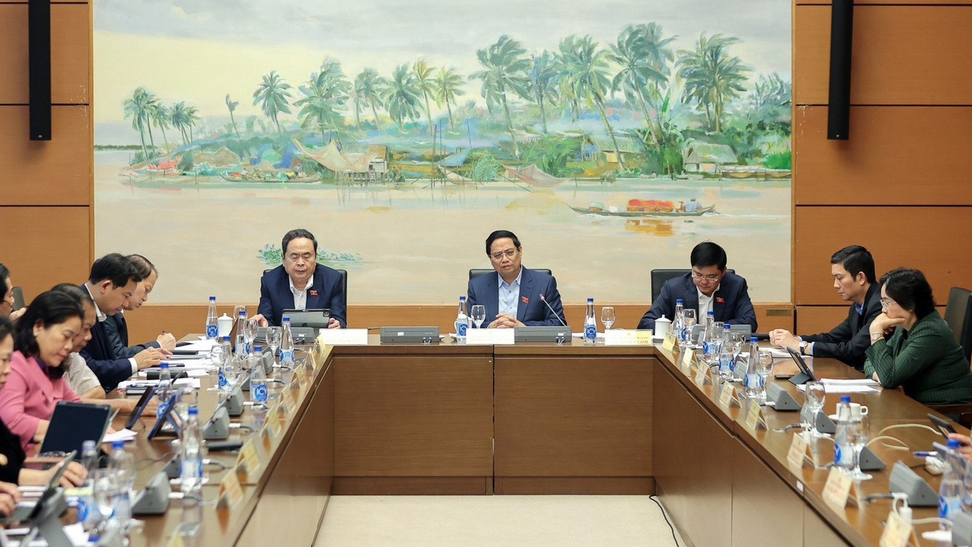 Các đại biểu Quốc hội thảo luận tại tổ về dự thảo các Văn kiện trình Đại hội lần thứ XIV của Đảng, chiều 4/11/2025. (Ảnh DUY LINH)