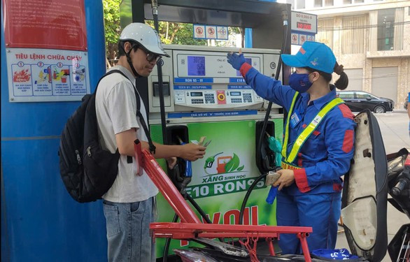 Người dân đổ xăng E10 tại Hà Nội. Ảnh: Thùy Linh.