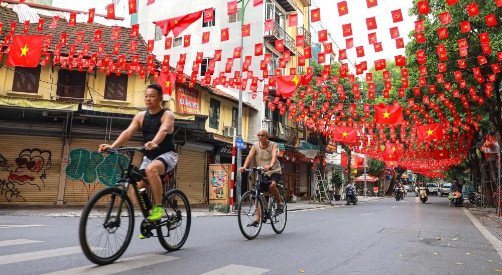 Phố phường Hà Nội rực đỏ sắc cờ những ngày này