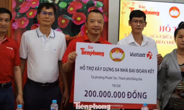 Vietlott cùng Báo Tiền Phong tặng 200 triệu đồng xây nhà cho bà con Đồng Nai