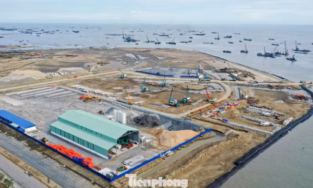 Khu đô thị lấn biển lớn nhất TPHCM đang được thi công thế nào?