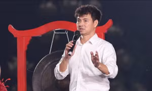 NSND Xuân Bắc, NSND Tự Long chủ trì phiên đấu giá, thu 2,5 tỷ đồng cho người dân vùng lũ
