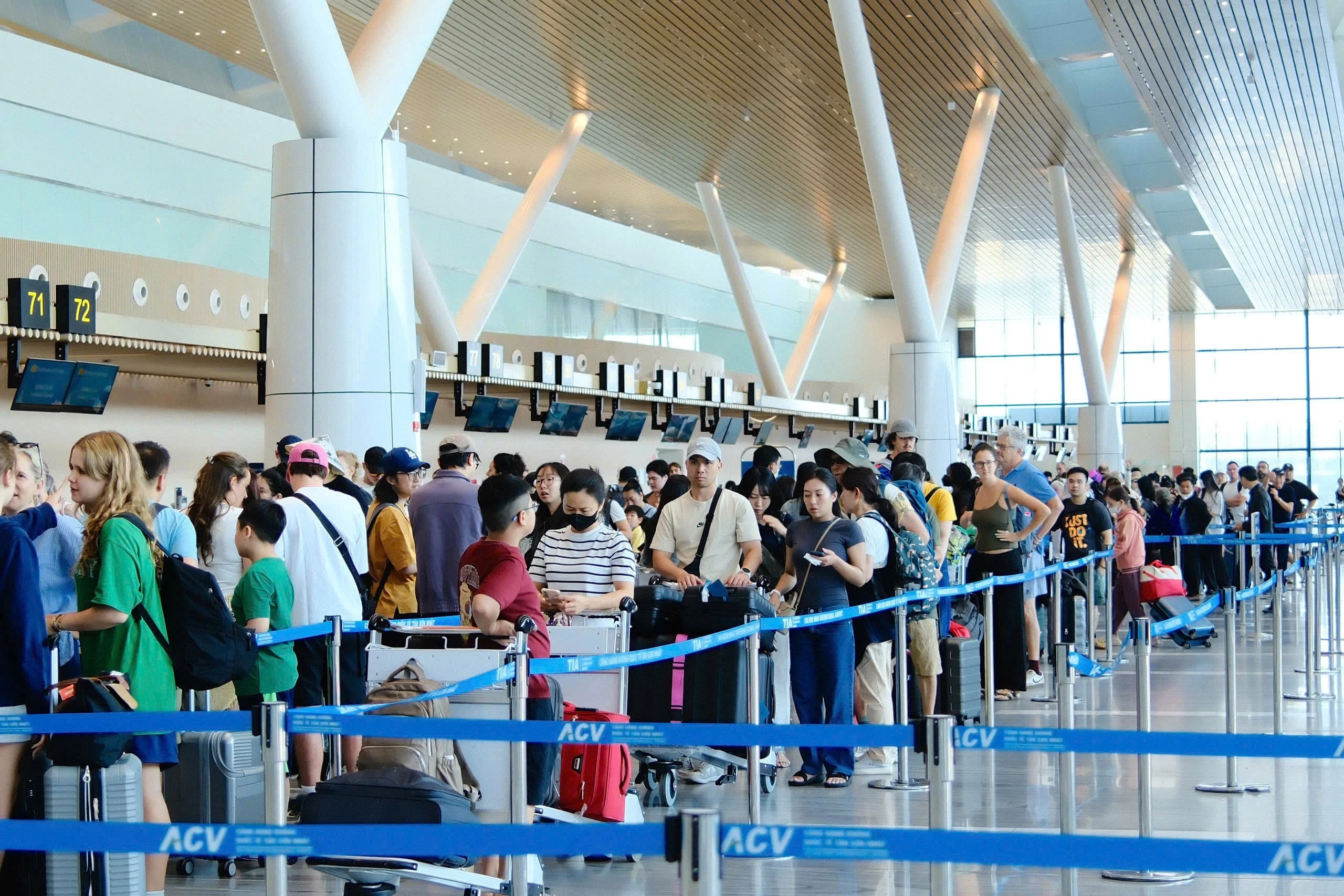 Tân Sơn Nhất lập kỷ lục mới với hơn 160.000 khách trong ngày cao điểm Tết
