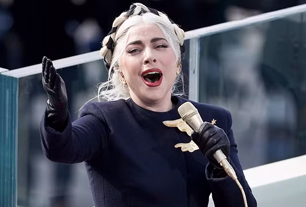 Clip: Lady Gaga hát quốc ca trong lễ nhậm chức của tân Tổng thống Mỹ Joe Biden