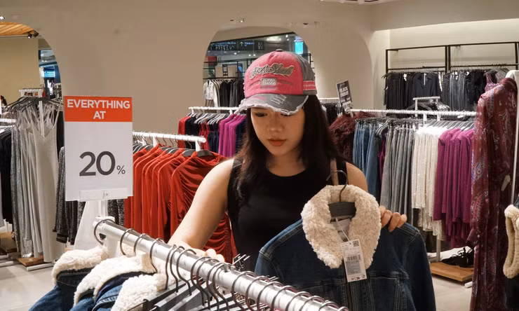 Bạn trẻ từ xa đến TPHCM chi tiền triệu 'săn sale' dịp Black Friday