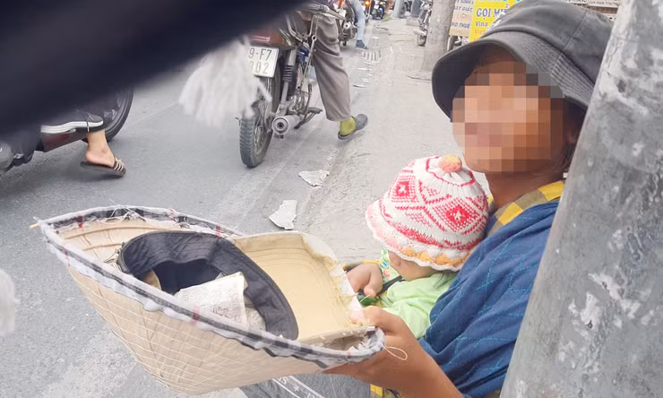 Bí mật đằng sau trẻ em ăn xin ở TPHCM: Ngửa nón xin tiền khắp các ngả đường