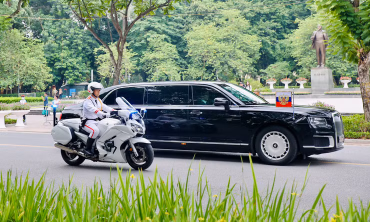 Đoàn xe hộ tống Tổng thống Nga Putin lăn bánh trên đường phố Hà Nội