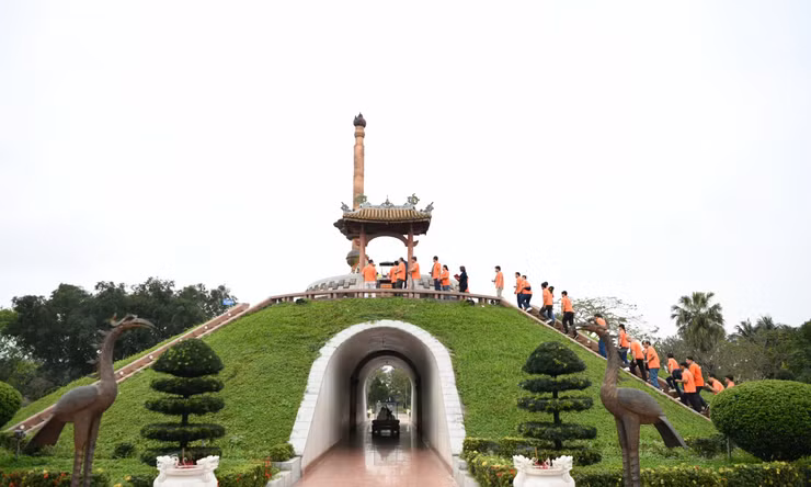 Vào Thành cổ, thắp một nén nhang viếng người nằm dưới cỏ...