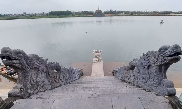 Ghé bến thả hoa, tri ân các liệt sỹ trên 'dòng sông hoa đỏ'