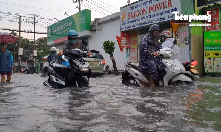 Đường phố Sài Gòn ngập mênh mông sau cơn mưa chiều cuối tuần