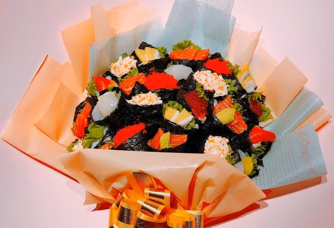 Thị trường ngày 18/11: Sốt hoa sushi lạ mắt hơn 1 triệu đồng dịp 20/11