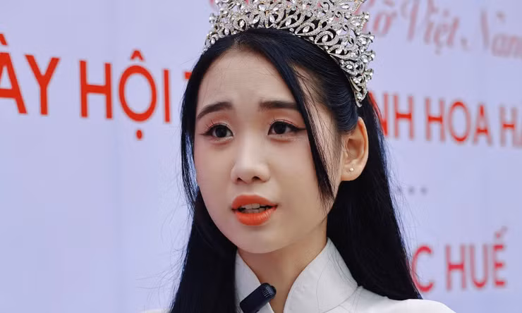 Hoa khôi bắt xe ghép từ Đà Nẵng ra Huế dự tuyển sinh Hoa hậu Việt Nam