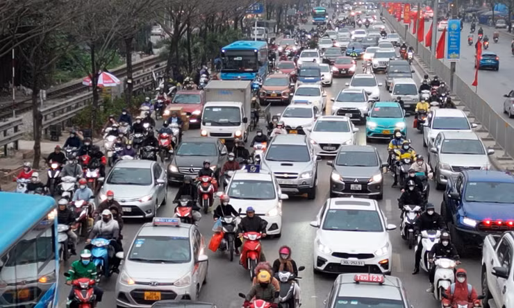 Chiều ngày làm việc cuối cùng trong năm, Quốc lộ 1A hướng rời Hà Nội ùn tắc