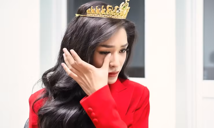 Á hậu Hòa bình Việt Nam: 'Tôi đóng phim, đi bưng bê ở quán lẩu để mưu sinh'