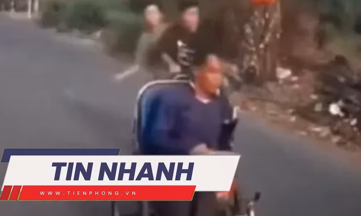 TIN NHANH: Hai thanh niên đi xe máy đánh vào đầu người ngồi xe lăn đối diện hình phạt nào?