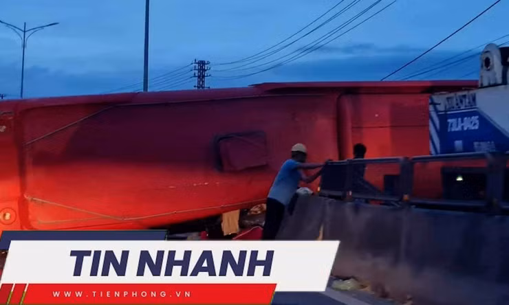 TIN NHANH: Hàng chục người kêu cứu vụ xe khách lật ngang quốc lộ; Trực thăng cháy lao vào nhà dân