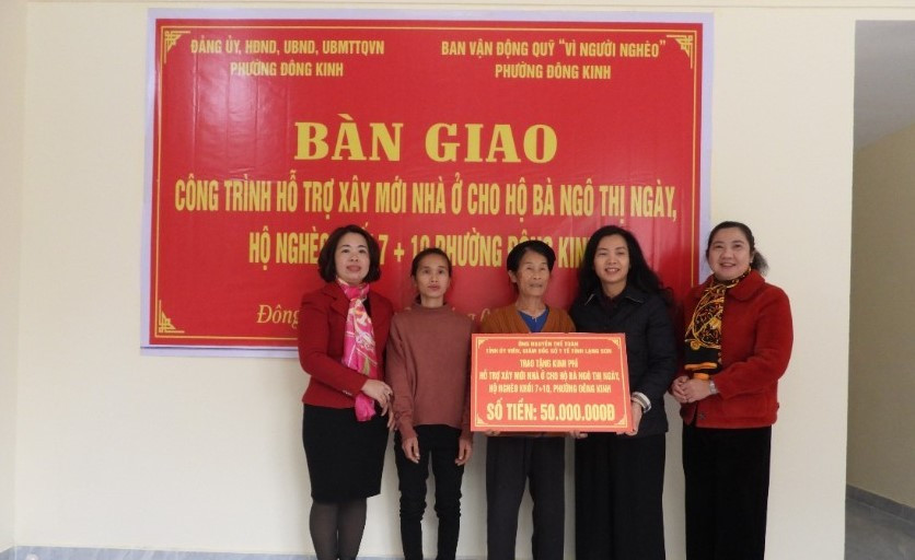 ដោយសារជំនួយរបស់គណៈកម្មាធិការបក្ស រដ្ឋាភិបាល និងអ្នកឧបត្ថម្ភ គ្រួសារលោកស្រី Ngo Thi Ngay ដែលរស់នៅក្នុងសង្កាត់ Dong Kinh មានផ្ទះថ្មីមួយខ្នងធំទូលាយ។ 532021-89b079fcb825ce60cc4c0951a78c0681-19194913.jpg