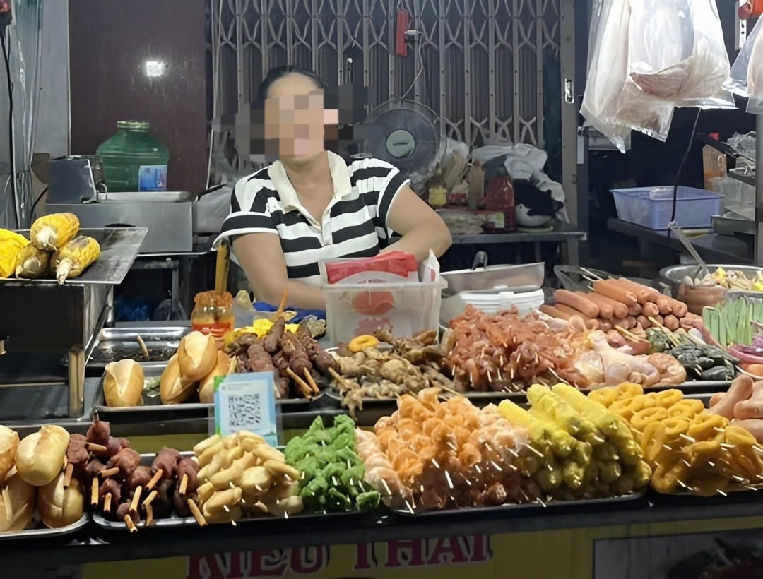 Hàng xiên que bị tố "chặt chém" du khách nước ngoài. img-20250714-113646.jpg