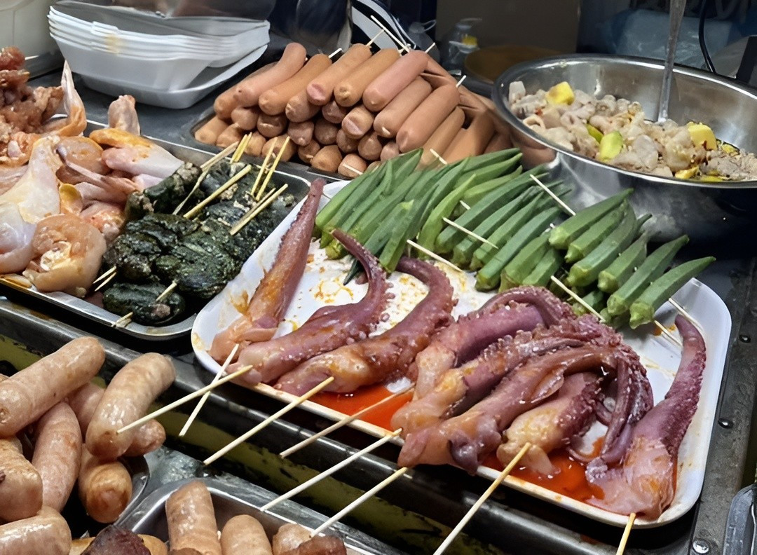 Các loại xiên que bán với giá quá cao, bị du khách phản ứng. 518389395-2230315174107751-3938958307707634220-n.jpg