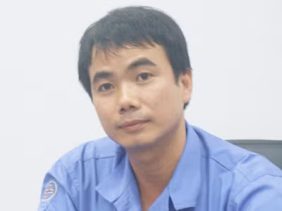 Hỏi cớ sao miệng ống khói lại lạ đời như vậy, Giám đốc Nguyễn Văn Tuấn, 32 tuổi, ngậm ngùi: “Chỉ để giảm tiếng ồn từ ống khói”.