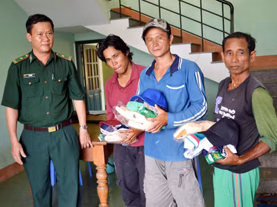 BĐBP Bình Định phát đồ dùng cá nhân cho ba ngư dân Philippines. Ảnh: V.H. BĐBP Bình Định phát đồ dùng cá nhân cho ba ngư dân Philippines. Ảnh: V.H
