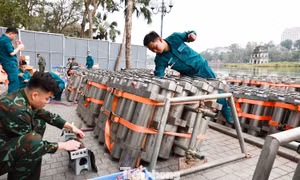 Trận địa pháo hoa bên Hồ Gươm sẵn sàng khai hỏa đón Giao thừa