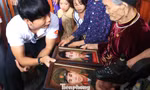 Xúc động giây phút Mẹ Việt Nam Anh hùng đón nhận di ảnh 2 con liệt sĩ sau hơn nửa thế kỉ