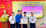 Tỉnh Đoàn Hà Tĩnh cũng trao tặng bằng khen của Ban Chấp hành Tỉnh Đoàn cho em Vũ.