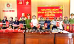 Người dân mang vũ khí đến trụ sở công an đổi bánh chưng, quà Tết