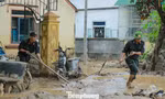 Cảnh sát cơ động lội bùn, giúp dân dọn dẹp sau lũ