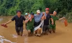 Công an xã vượt lũ đẩy cano đưa sản phụ đi sinh
