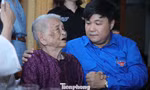 Khoảnh khắc nghẹn ngào của Mẹ Việt Nam Anh hùng khi nhận ảnh phục dựng người con liệt sĩ