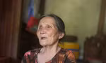 Cựu thanh niên xung phong bật khóc khi kể lại ký ức tham gia chiến trường.