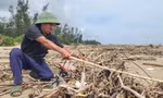 Sau bão, bãi biển Hà Tĩnh ngập rác thải