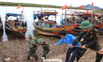 Người dân căng mình 'chạy đua' chống bão số 5