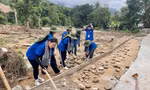 Mùa hè xanh khó quên của nhóm sinh viên mắc kẹt trong tâm lũ