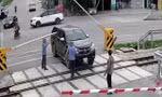 Xử phạt 19 triệu đồng, tước giấy phép lái xe nữ tài xế vượt rào chắn đường sắt