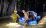 Trắng đêm hỗ trợ người dân chạy lũ